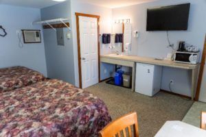 2 beds, fridge and microwave at Peaks Lodge in Revelstoke, BC
