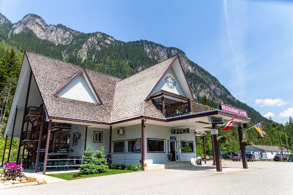 Outside view of the Peaks Lodge
