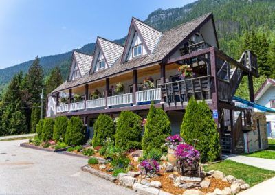 Exterior view of motel units at Peaks Lodge in Revelstoke, BC